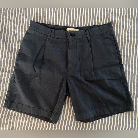 Madewell cotton-hemp blend pleated shorts in navy - Picture 2 of 6